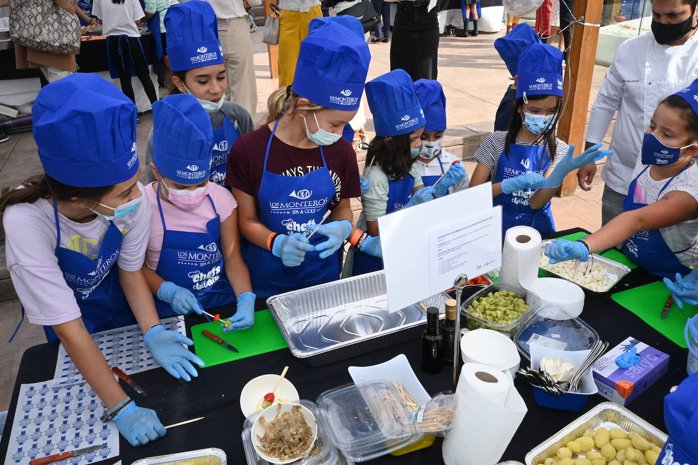 Niños de cinco colegios de la ciudad y de la Fundación Olivares han preparado platos fríos junto a una treintena de cocineros con estrella Michelin