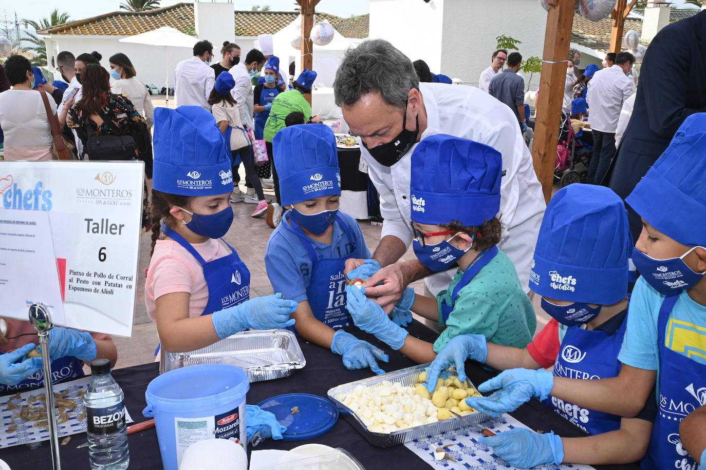 Niños de cinco colegios de la ciudad y de la Fundación Olivares han preparado platos fríos junto a una treintena de cocineros con estrella Michelin