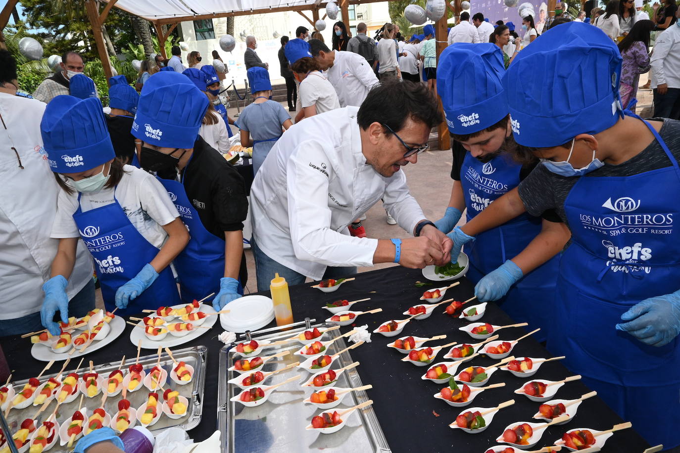 Niños de cinco colegios de la ciudad y de la Fundación Olivares han preparado platos fríos junto a una treintena de cocineros con estrella Michelin