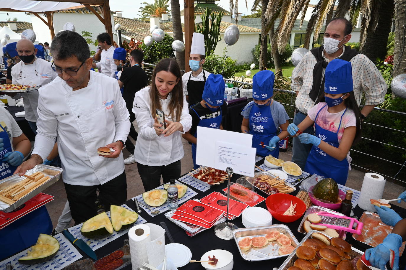 Niños de cinco colegios de la ciudad y de la Fundación Olivares han preparado platos fríos junto a una treintena de cocineros con estrella Michelin