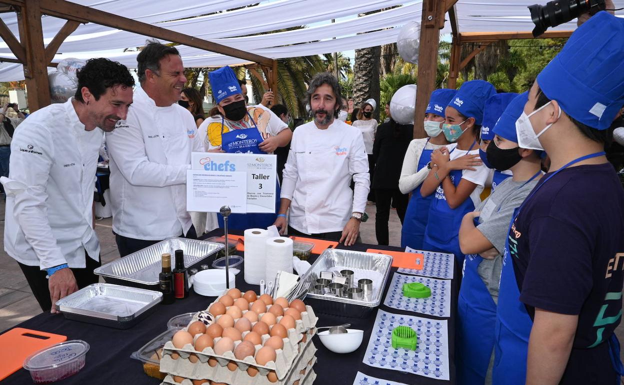 Los prestigiosos cocineros han disfrutado colaborando con los niños para hacer recetas saludables. En la imagen, Eneko Atxa, Ángel León y Diego Guerrero junto a un grupo de escolares de Marbella. 