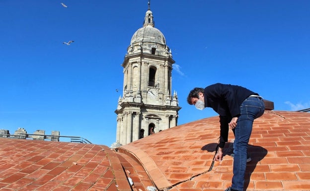 El arquitecto Juan Manuel Sánchez La Chica observa una de las grietas de las bóvedas. 