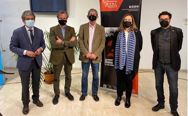 José Antonio Mesa, Víctor González, Chus Visor, Luisa Castro y Antonio de Lucas, durante la presentación del XXIV Premio Internacional de Poesía Generación del 27. 