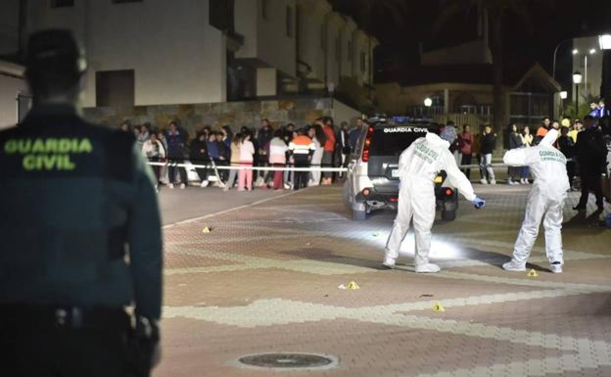 La Guardia Civil acordona la calle de Campos del Río (Murcia) donde ocurrieron los hechos.