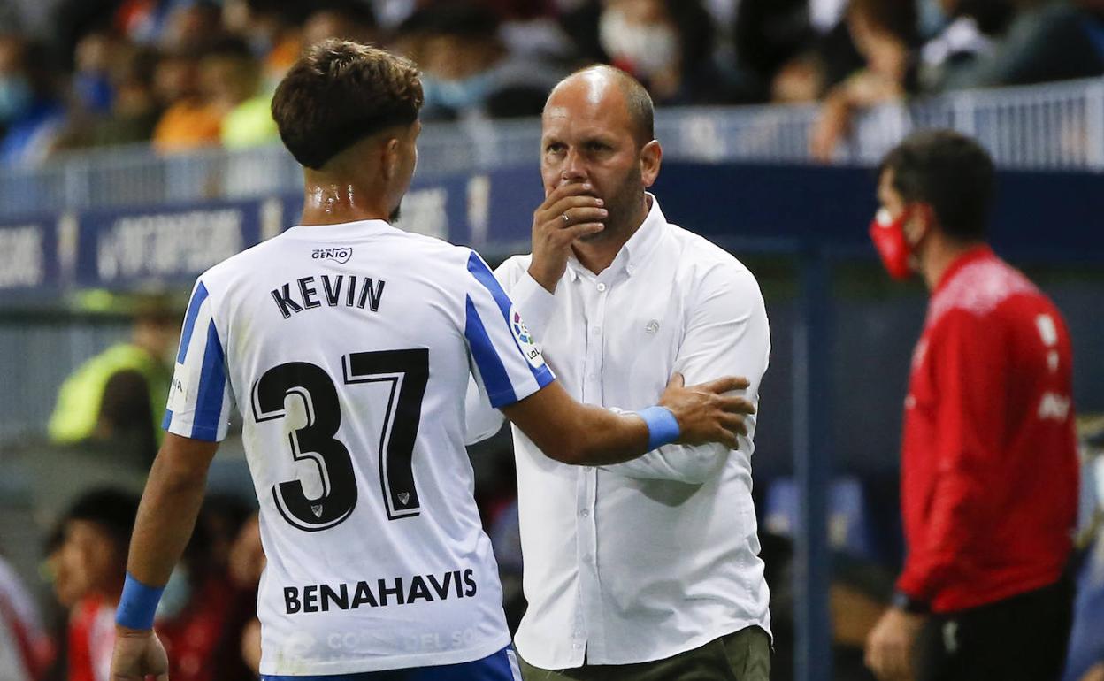 josé Alberto da unas instrucciones (mientras se tapa la boca) a Kevin ante el Lugo. 