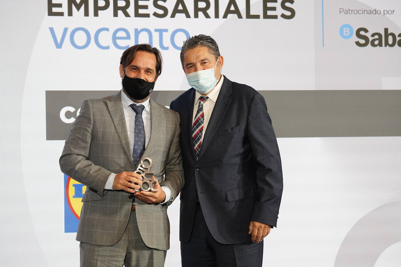 Victor de Bobes Martínez, director de Comunicación de LIDL, recoge el Premio a la Comunicación de mano de Óscar Campillo, director general de Comunicación y Relaciones Institucionales de Vocento.