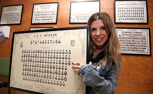 Mara Guil señala su foto en la orla de su promoción en el instituto Huelin. 
