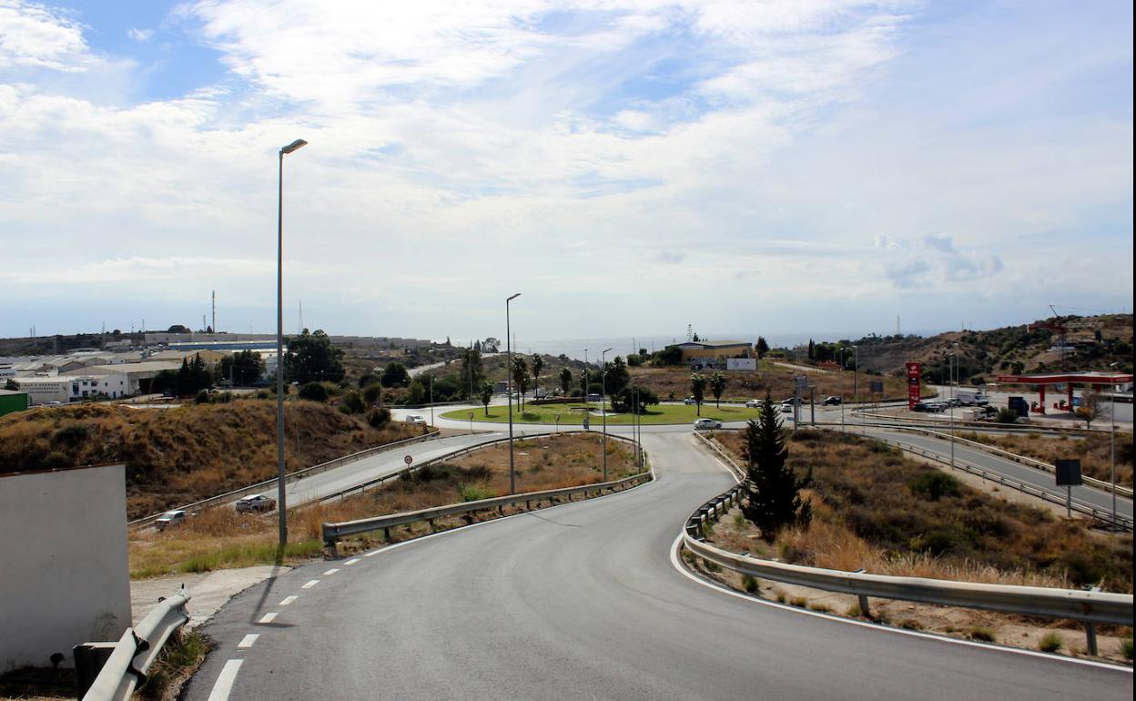 Imagen del vial que lleva al camposanto municipal, tras las labores de reasfaltado. 
