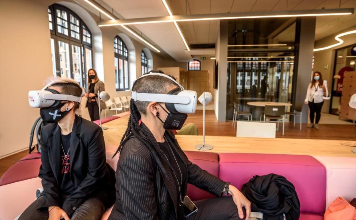 Dos personas prueban unas gafas de realidad virtual, en Bilbao 