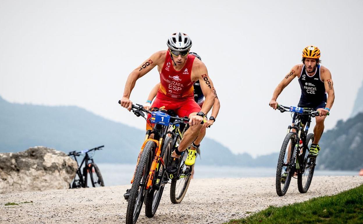 Rubén Ruzafa encabeza el grupo en el segmento ciclista. 