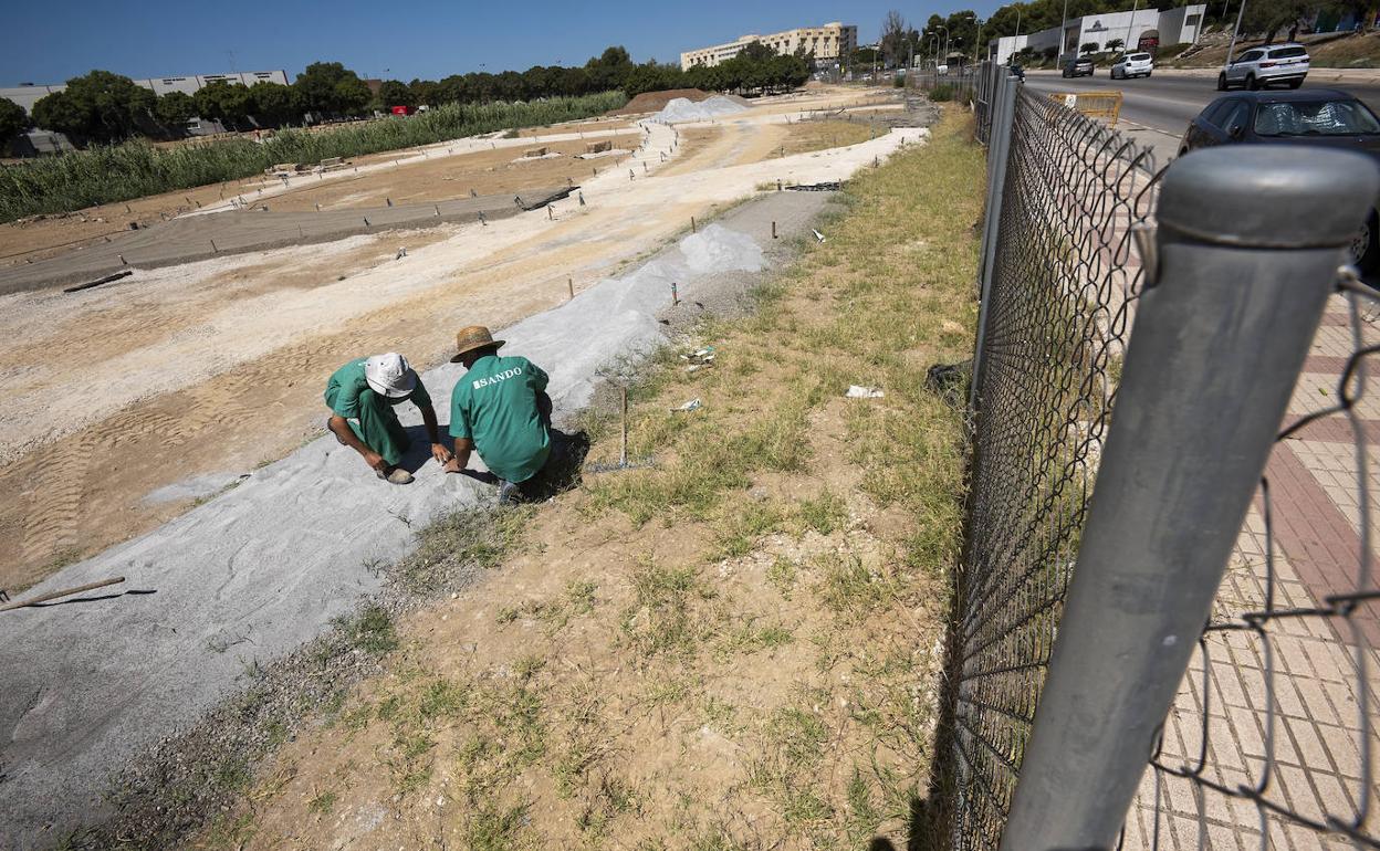 Trabajadores de la empresa adjudicataria del proyecto, Sando, en los terrenos del futuro huerto urbano. 