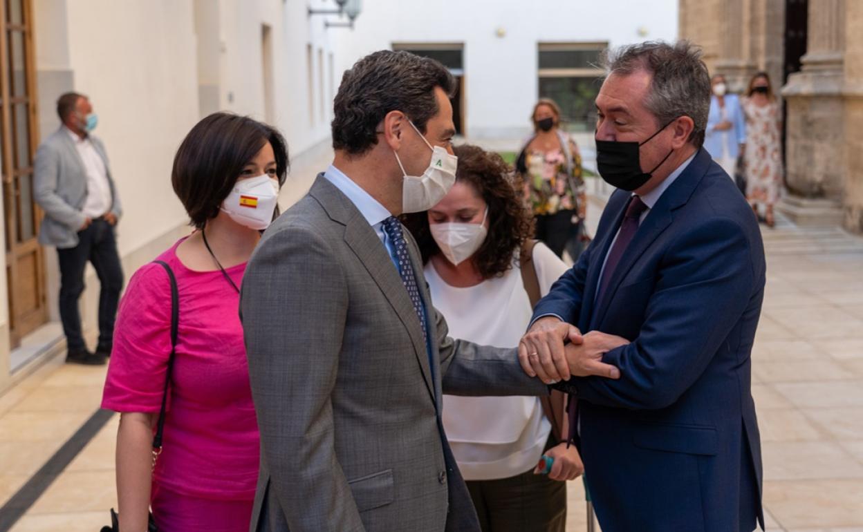 Juanma Moreno y Juan Espadas se saludan el pasado julio en el Parlamento de Andalucía.