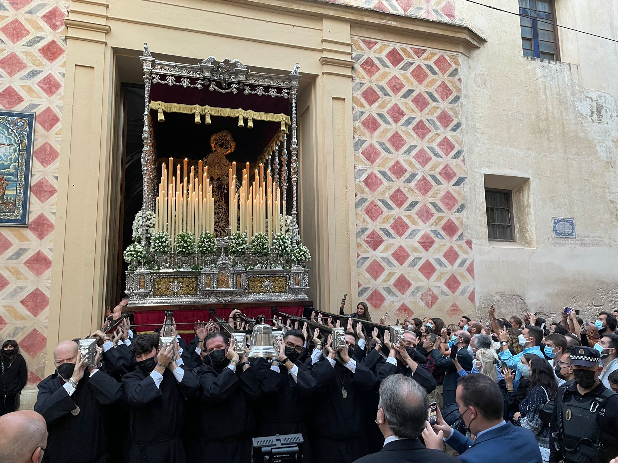 Dieciséis tronos recorren la ciudad para conmemorar el centenario de la Agrupación de Cofradías de Málaga en un evento histórico. En la imagen, Dolores de San Juan.