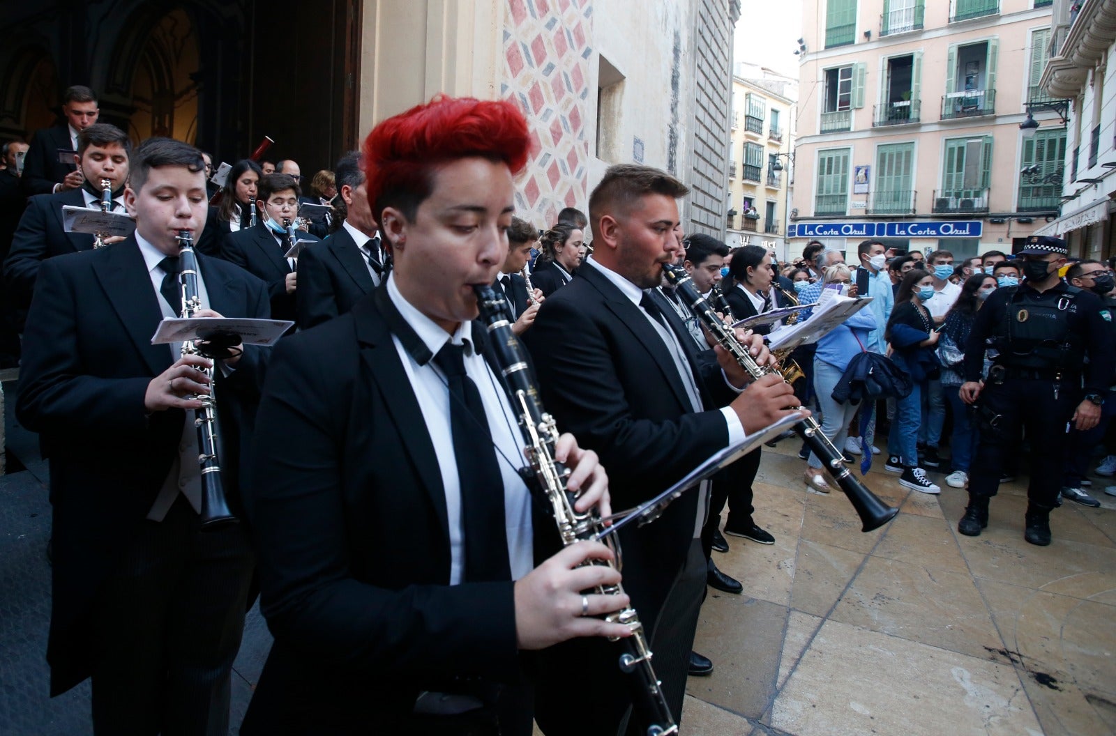 Dieciséis tronos recorren la ciudad para conmemorar el centenario de la Agrupación de Cofradías de Málaga en un evento histórico. En la imagen, Dolores de San Juan.