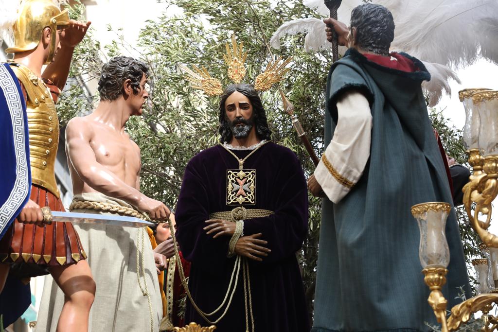 Dieciséis tronos recorren la ciudad para conmemorar el centenario de la Agrupación de Cofradías de Málaga en un evento histórico. En la imagen, Rescate.