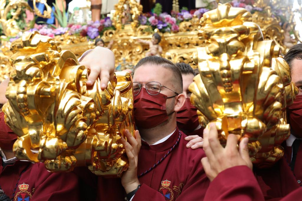 Dieciséis tronos recorren la ciudad para conmemorar el centenario de la Agrupación de Cofradías de Málaga en un evento histórico. En la imagen, Rescate.