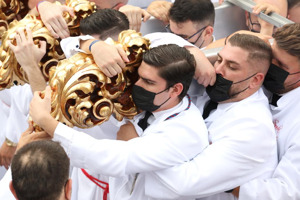 Dieciséis tronos recorren la ciudad para conmemorar el centenario de la Agrupación de Cofradías de Málaga en un evento histórico. En la imagen, Cena