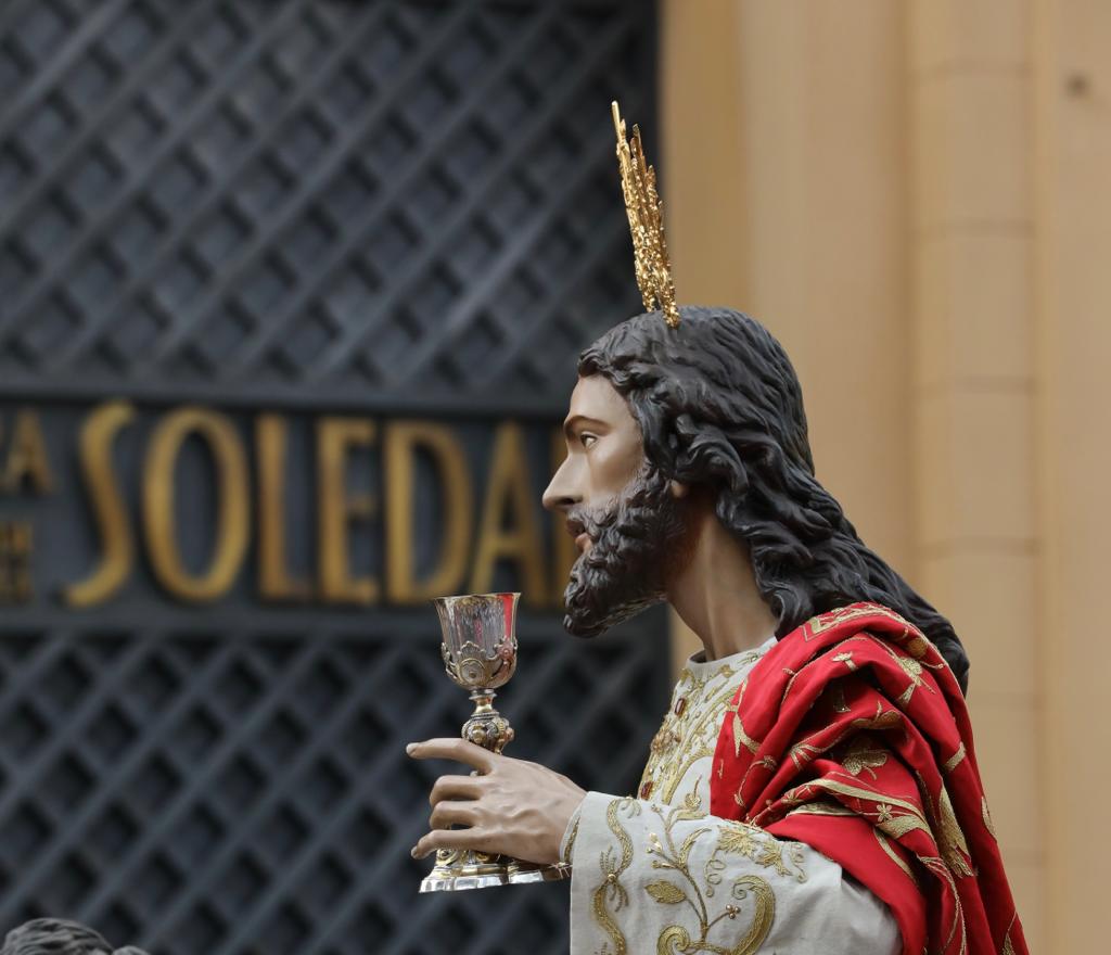 Dieciséis tronos recorren la ciudad para conmemorar el centenario de la Agrupación de Cofradías de Málaga en un evento histórico. En la imagen, Cena