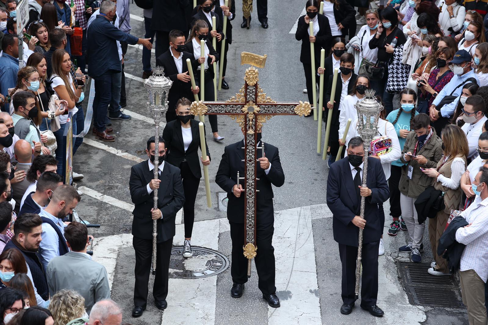 Dieciséis tronos recorren la ciudad para conmemorar el centenario de la Agrupación de Cofradías de Málaga en un evento histórico. En la imagen, Gitanos.