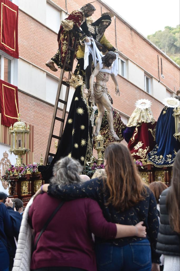 Dieciséis tronos recorren la ciudad para conmemorar el centenario de la Agrupación de Cofradías de Málaga en un evento histórico. En la imagen, Descendimiento.