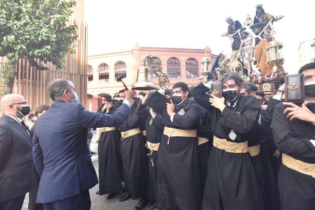 Dieciséis tronos recorren la ciudad para conmemorar el centenario de la Agrupación de Cofradías de Málaga en un evento histórico. En la imagen, Descendimiento.