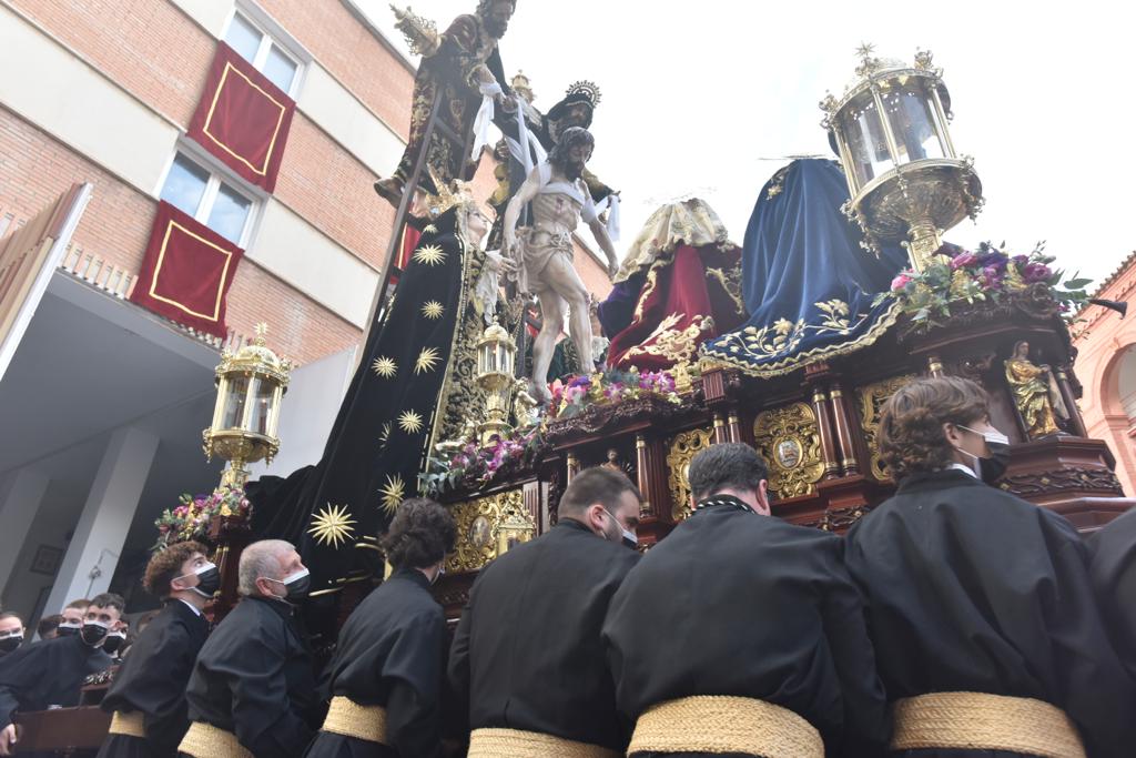 Dieciséis tronos recorren la ciudad para conmemorar el centenario de la Agrupación de Cofradías de Málaga en un evento histórico. En la imagen, Descendimiento.