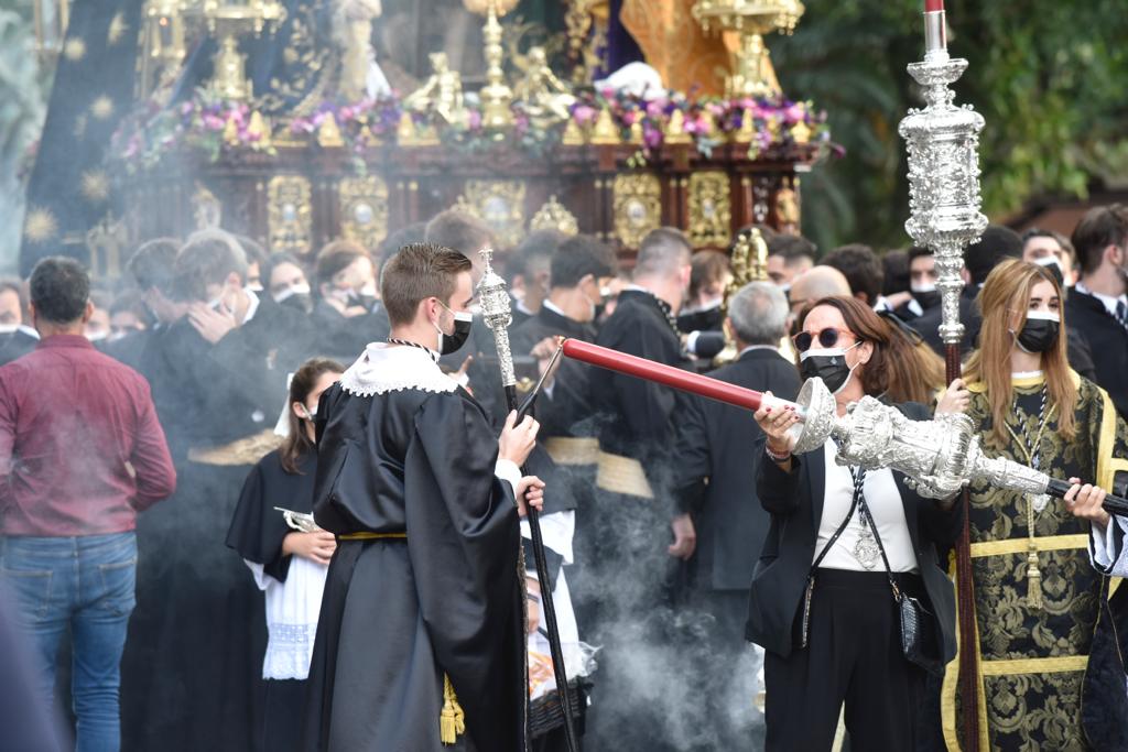 Dieciséis tronos recorren la ciudad para conmemorar el centenario de la Agrupación de Cofradías de Málaga en un evento histórico. En la imagen, Descendimiento.