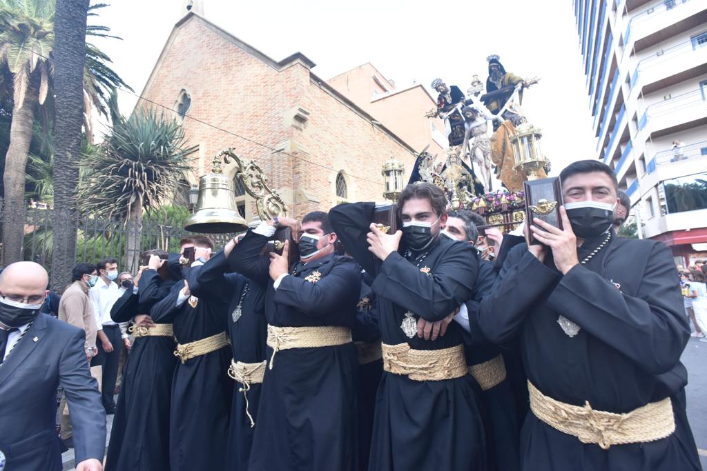 Dieciséis tronos recorren la ciudad para conmemorar el centenario de la Agrupación de Cofradías de Málaga en un evento histórico. En la imagen, Descendimiento.