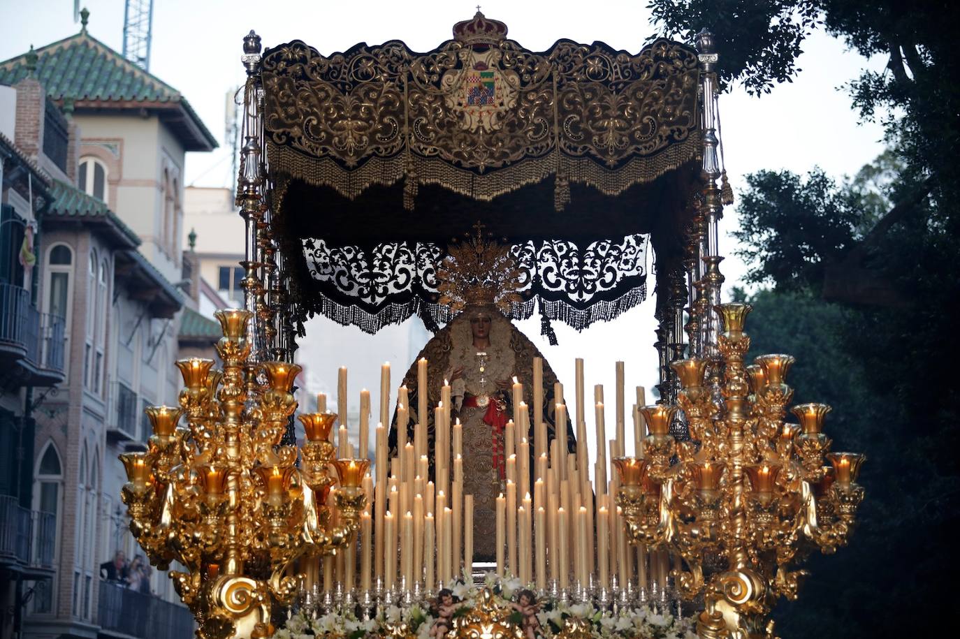 Imágenes de la Esperanza en su desfile procesional durante la magna