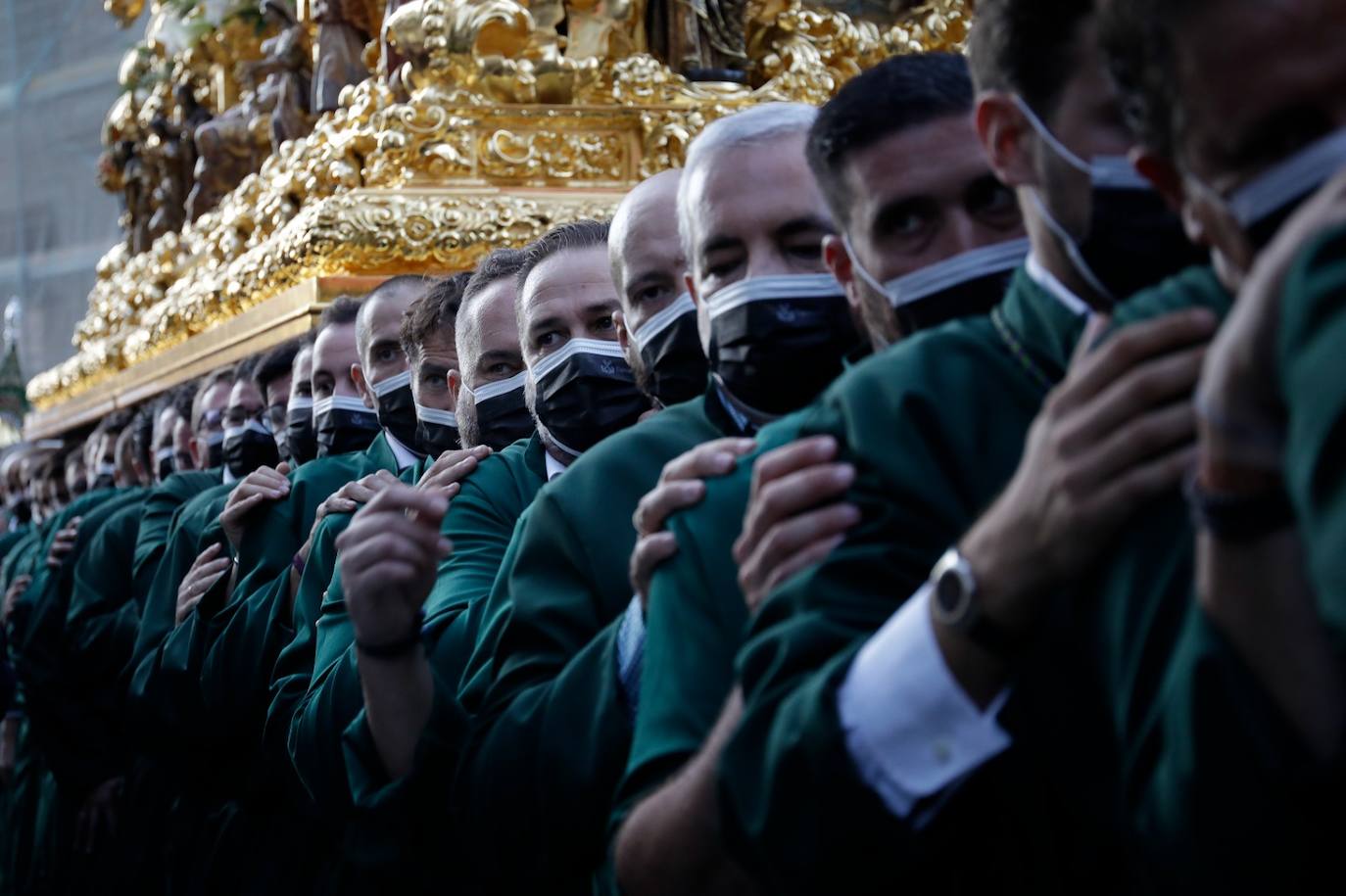 Imágenes de la Esperanza en su desfile procesional durante la magna