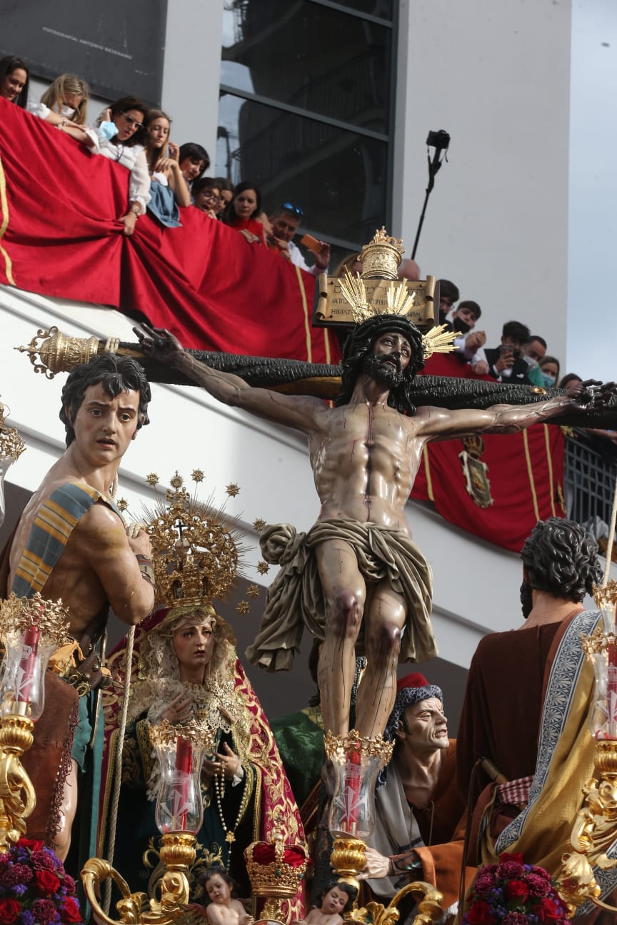 Dieciséis tronos recorren la ciudad para conmemorar el centenario de la Agrupación de Cofradías de Málaga en un evento histórico. En la imagen, Fusionadas.