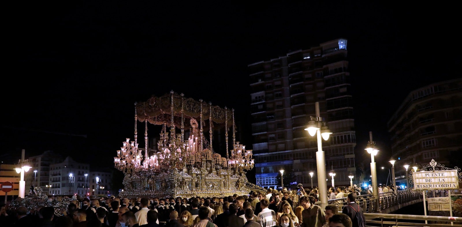 Dieciséis tronos recorren la ciudad para conmemorar el centenario de la Agrupación de Cofradías de Málaga en un evento histórico. En la imagen, Sentencia.