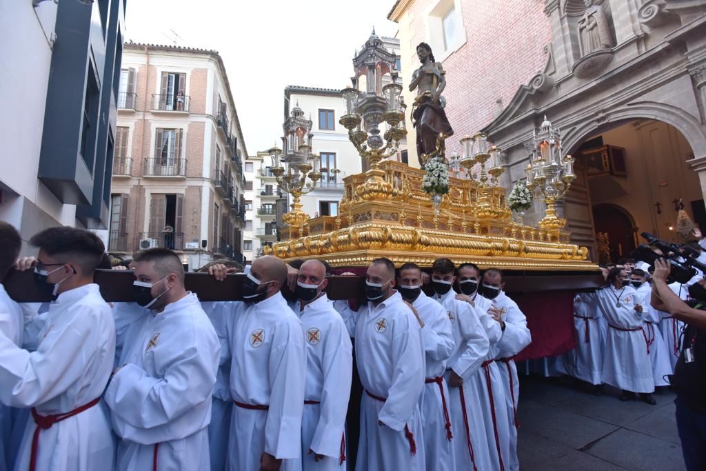 Dieciséis tronos recorren la ciudad para conmemorar el centenario de la Agrupación de Cofradías de Málaga en un evento histórico. En la imagen, Resucitado.