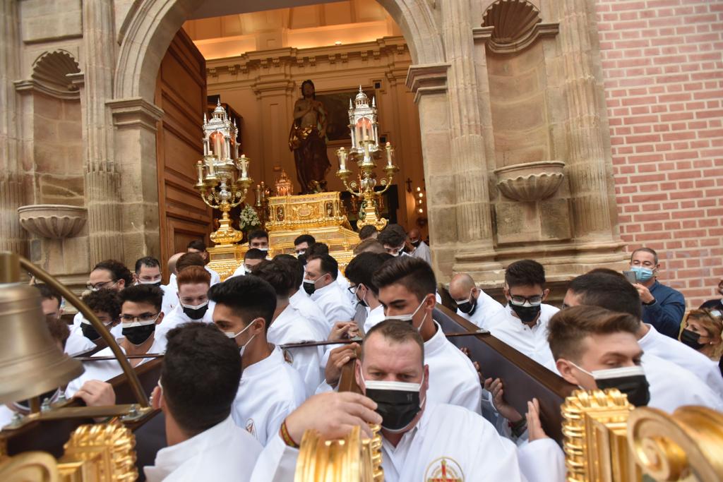 Dieciséis tronos recorren la ciudad para conmemorar el centenario de la Agrupación de Cofradías de Málaga en un evento histórico. En la imagen, Resucitado.