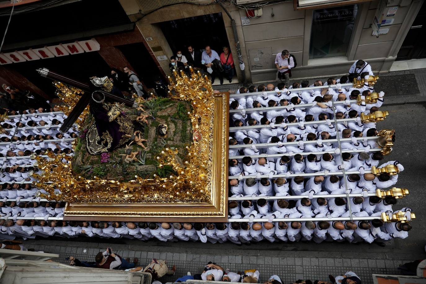 Dieciséis tronos recorren la ciudad para conmemorar el centenario de la Agrupación de Cofradías de Málaga en un evento histórico. En la imagen, El Rico.