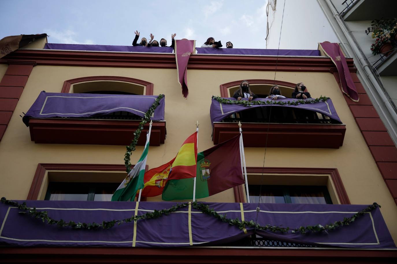 Dieciséis tronos recorren la ciudad para conmemorar el centenario de la Agrupación de Cofradías de Málaga en un evento histórico. En la imagen, El Rico.