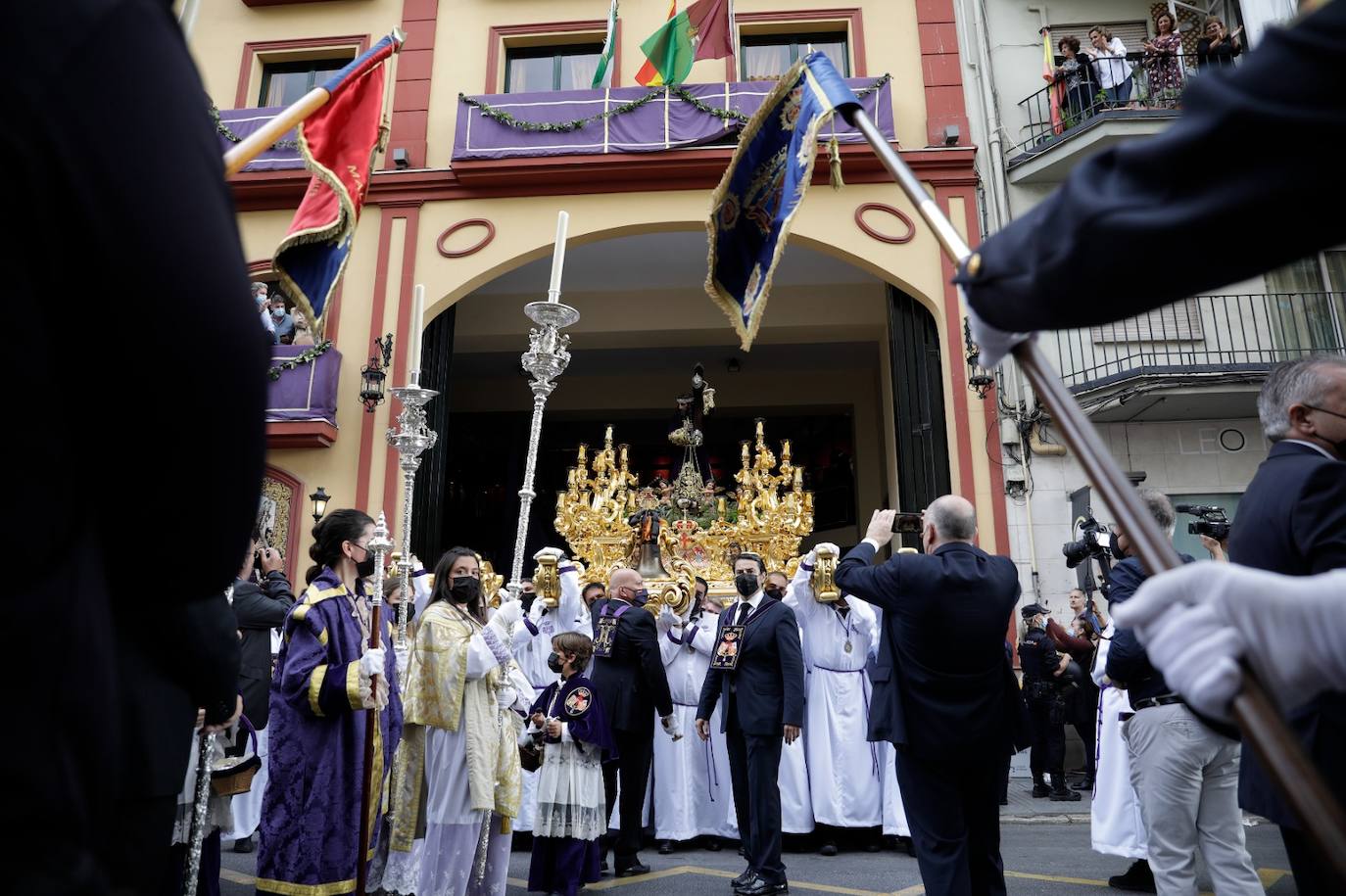 Dieciséis tronos recorren la ciudad para conmemorar el centenario de la Agrupación de Cofradías de Málaga en un evento histórico. En la imagen, El Rico.