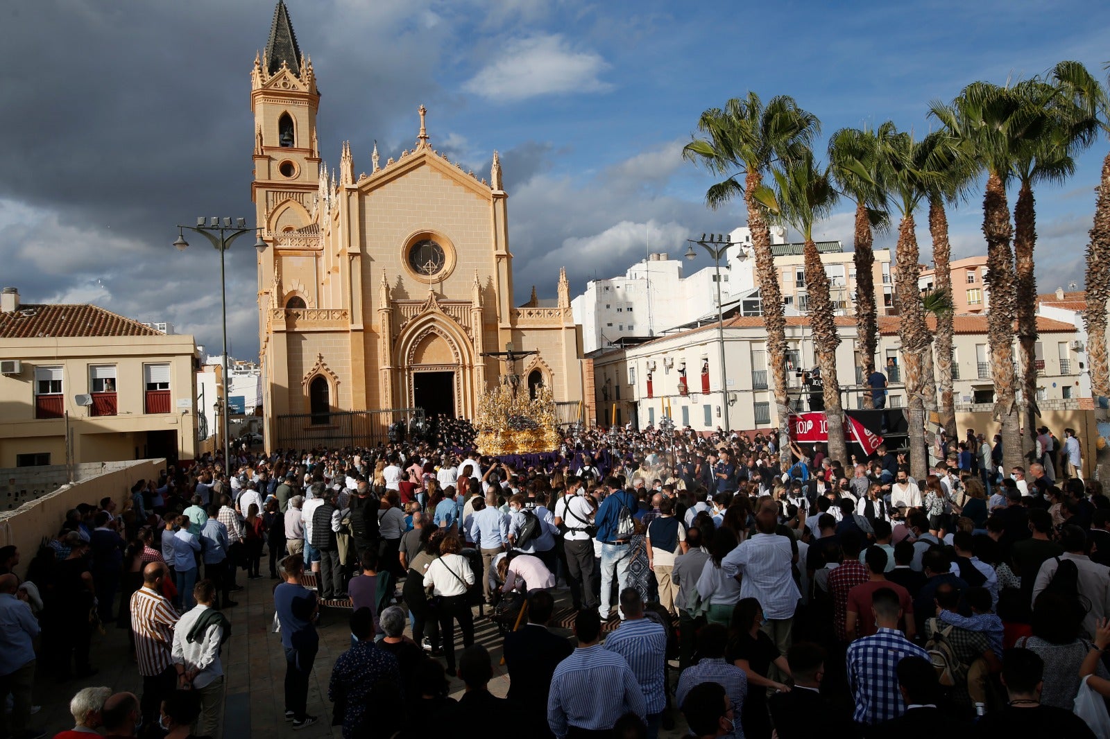 Dieciséis tronos recorren la ciudad para conmemorar el centenario de la Agrupación de Cofradías de Málaga en un evento histórico. En la imagen, Salud.