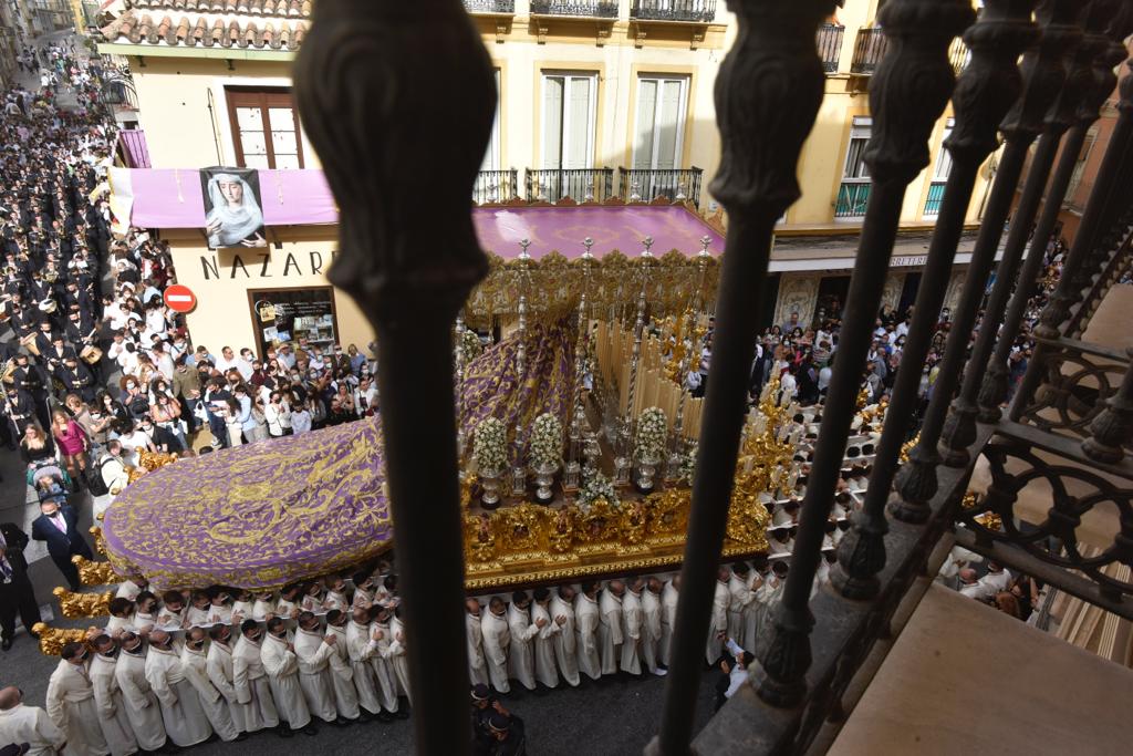 Dieciséis tronos recorren la ciudad para conmemorar el centenario de la Agrupación de Cofradías de Málaga en un evento histórico. En la imagen, Sangre.