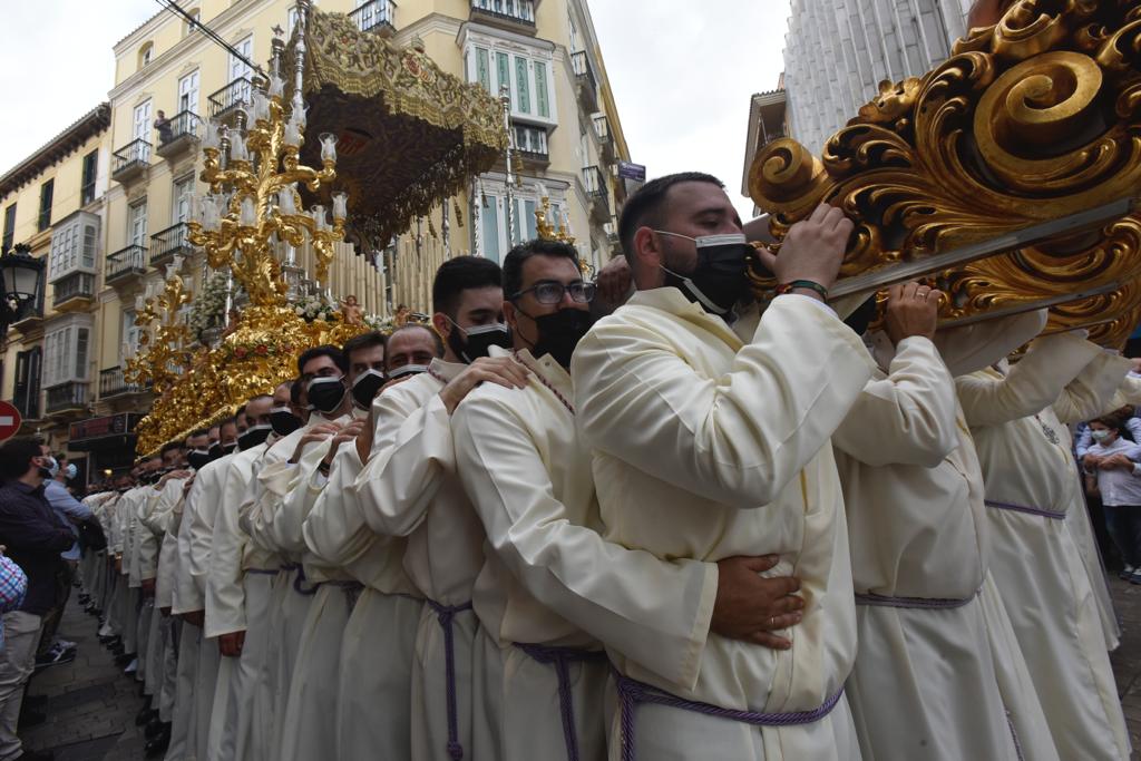 Dieciséis tronos recorren la ciudad para conmemorar el centenario de la Agrupación de Cofradías de Málaga en un evento histórico. En la imagen, Sangre.