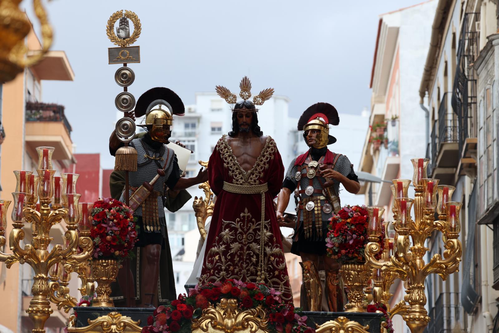 Dieciséis tronos recorren la ciudad para conmemorar el centenario de la Agrupación de Cofradías de Málaga en un evento histórico. En la imagen, Sentencia.