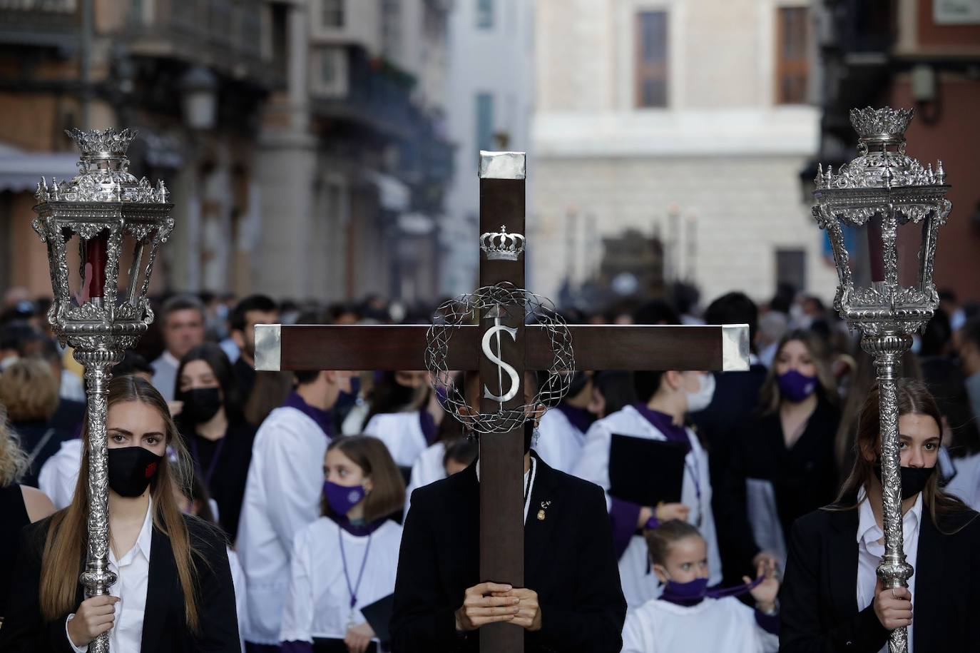 Dieciséis tronos recorren la ciudad para conmemorar el centenario de la Agrupación de Cofradías de Málaga en un evento histórico. En la imagen, Sepulcro.