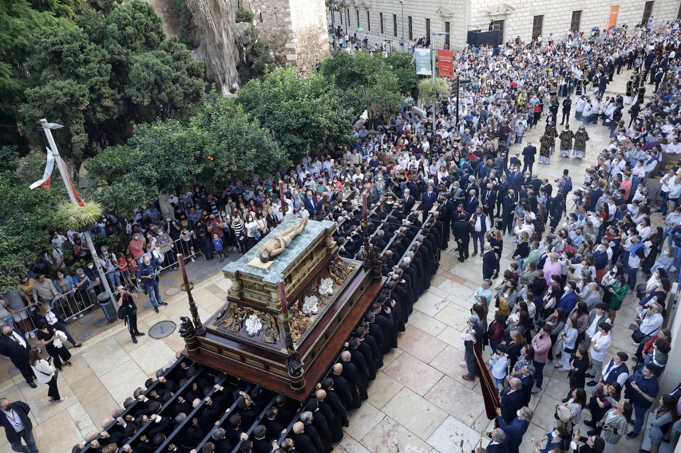 Dieciséis tronos recorren la ciudad para conmemorar el centenario de la Agrupación de Cofradías de Málaga en un evento histórico. En la imagen, Sepulcro.