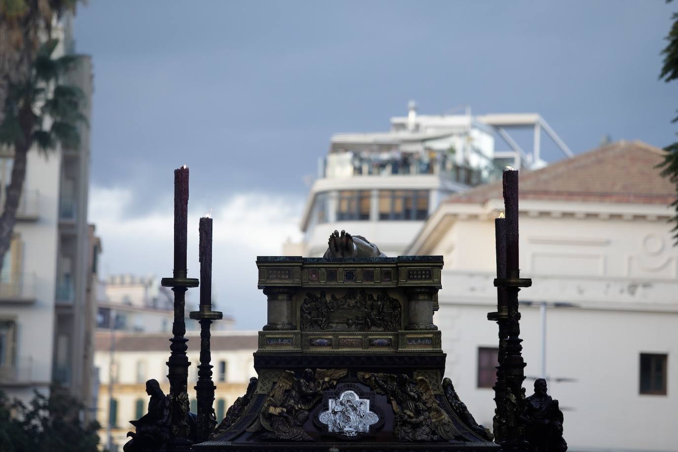 Dieciséis tronos recorren la ciudad para conmemorar el centenario de la Agrupación de Cofradías de Málaga en un evento histórico. En la imagen, Sepulcro.