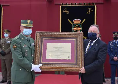 Imagen secundaria 1 - Alhaurín de la Torre rinde homenaje a la Legión con una escultura obra del sobrino de Paco Palma Burgos