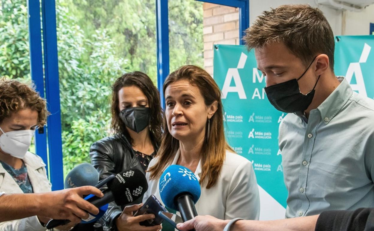 Esperanza Gómez e Iñigo Errejón, antes del inicio de la asamblea. 