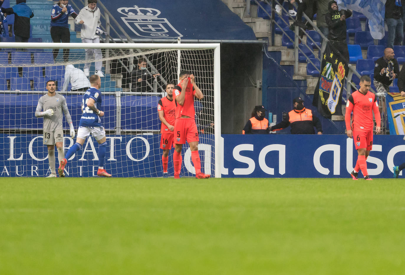 La visita del Málaga al Oviedo, en fotos. 