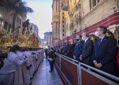 Imagen secundaria 1 - Los cortejos llegaron hasta la altura del Ayuntamiento. Jesús Catalá, Pablo Atencia y Francisco de la Torre, en la tribuna de autoridades. La Virgen de los Reyes presidió un altar en la puerta de la Catedral hacia la calle Postigo de los Abades 