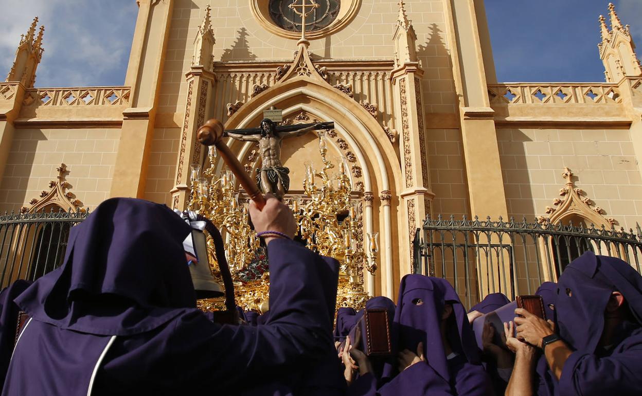 Momento de la salida del Cristo de la Esperanza en su Gran Amor desde San Pablo. 