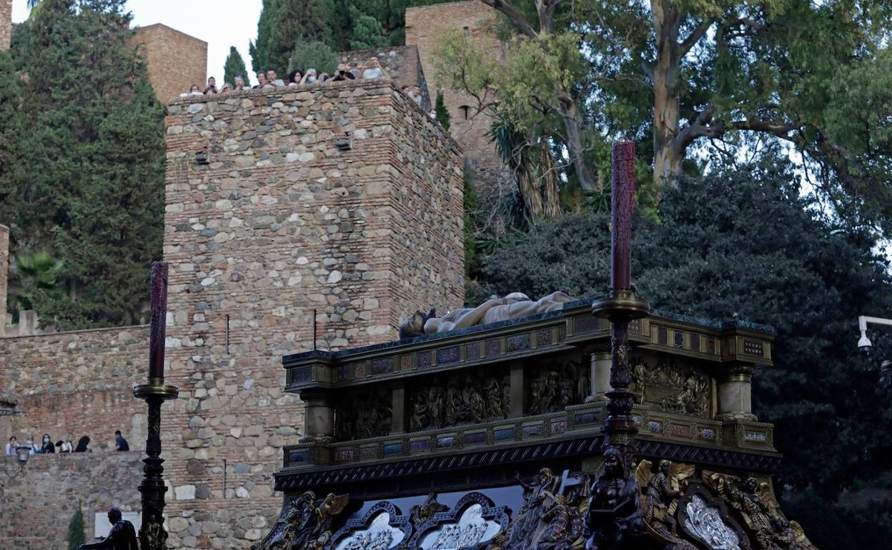 El trono del Cristo del Sepulcro, con la Alcazaba detrás. 